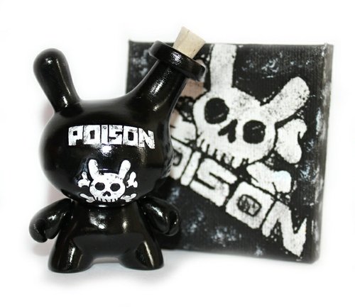 Poison II 3 Dunny Black figure by Zukaty. Front view.