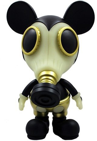 Mousemask Murphy - 3DRetro Exclusive figure by Ron English, produced by Made By Monsters. Front view.