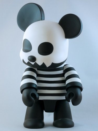 Black & White Toyer Bear figure, produced by Toy2R. Front view.