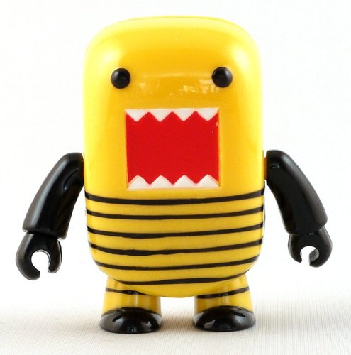 Bumble Bee Domo figure by Dark Horse Comics, produced by Toy2R. Front view.
