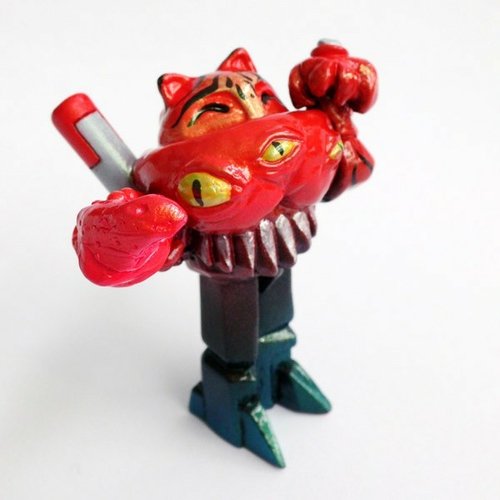 Maneki Tora figure by Daniel Goffin. Front view.
