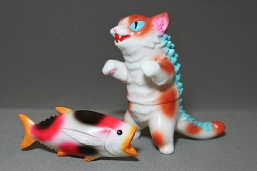 Kaiju Negora with Big Fish - Design Festa 35 exclusive figure by Mark Nagata, produced by Max Toy Co.. Front view.