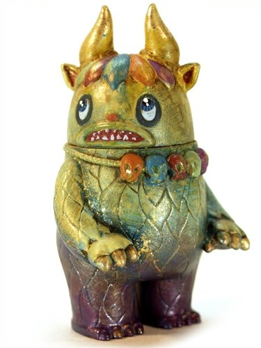 Gilded Garuru figure by Leecifer. Front view.