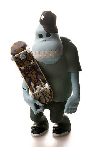 Bone - Skateboard Zombie figure by Tsuchiya Shobu, produced by Plasticapt Creations. Front view.