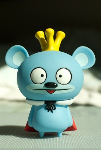 Bossy Bear Crosseyed figure by David Horvath, produced by Toy2R. Front view.