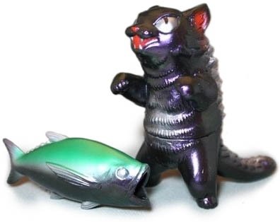 Kaiju Negora w/ Big Fish - April release figure by Mark Nagata, produced by Max Toy Co.. Front view.