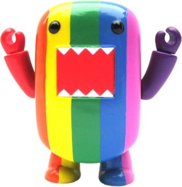 Rainbow Domo Qee figure by Dark Horse Comics, produced by Toy2R. Front view.