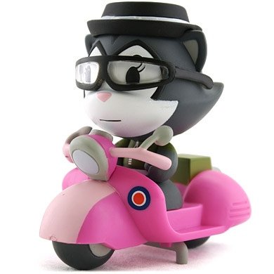 Mo Scooter figure by Paul Budnitz, produced by Kidrobot. Front view.