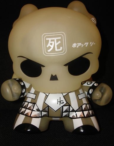 Skullhead - GID, SDCC 10 figure by Huck Gee, produced by Kidrobot. Front view.