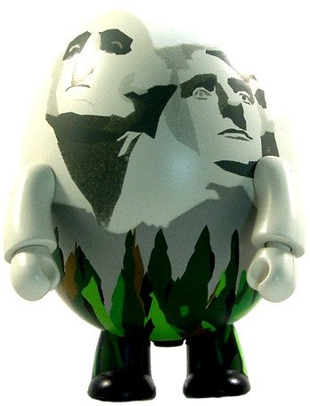 Qee For President figure by Tortoy, produced by Toy2R. Front view.