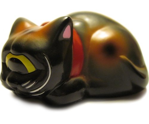 Sleeping Fortune Cat - Black w/ Brown Sprays figure by Mori Katsura, produced by Realxhead. Front view.