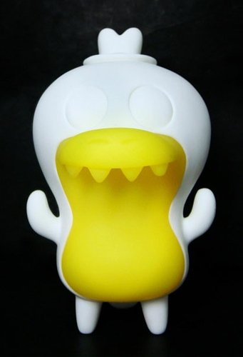 Crocadoca - White GID DIY figure by David Horvath, produced by Toy2R. Front view.