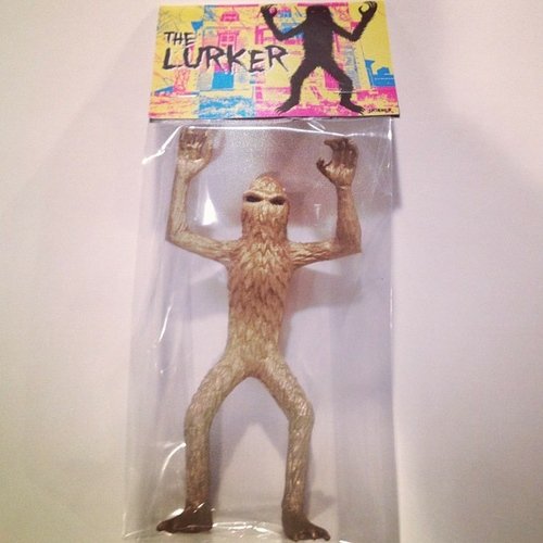 Golden Lurker figure by Skinner, produced by Color Ink Book. Front view.