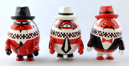 Gangsta Egg Qee figure by Doarat, produced by Toy2R. Front view.