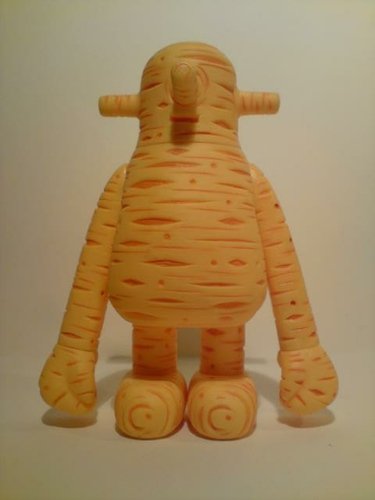 Baby Pascagoula Alien - Yellow figure by Michael Lau, produced by Crazysmiles. Front view.