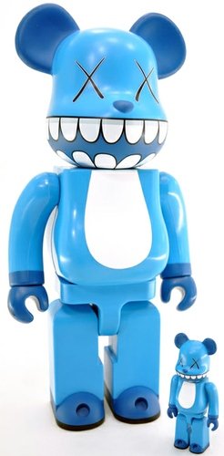 Kaws Chompers Be@rbrick - 400% & 100% Set figure by Kaws, produced by Medicom Toy. Front view.