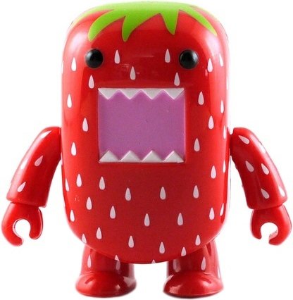 Strawberry Domo Qee figure by Dark Horse Comics, produced by Toy2R. Front view.