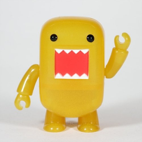 Yellow GID Domo Qee figure by Dark Horse Comics, produced by Toy2R. Front view.