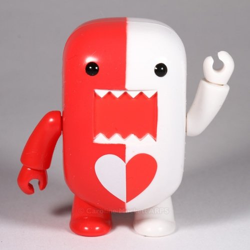 Red & White Heart Domo Qee figure by Dark Horse Comics, produced by Toy2R. Front view.