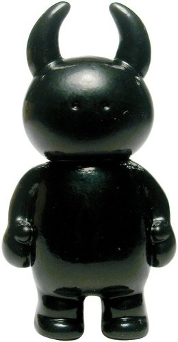 Micro Uamou - Black figure by Ayako Takagi, produced by Uamou. Front view.