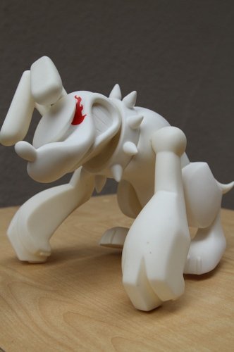White Hellhound 8 figure by Touma, produced by Toy2R. Front view.