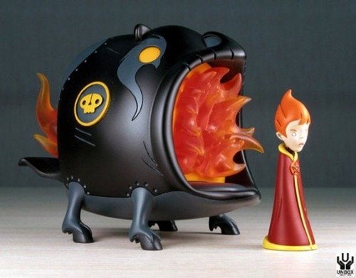 Almond & Salamandra figure by Patricio Oliver (Po!), produced by Unbox Industries. Front view.