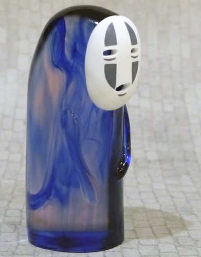 No-Face (Kaonashi) - Smokey Blue figure by Sander Dinkgreve, produced by Flawtoys. Front view.