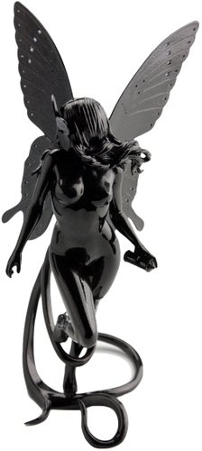 Lady Butterfly figure by Aiko Nakagawa (Lady Aiko), produced by Tomenosuke-Syoten. Front view.