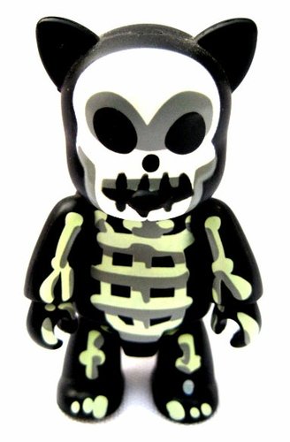 SkeleQee figure by Toygodd Aka Toyotter, produced by Toy2R. Front view.