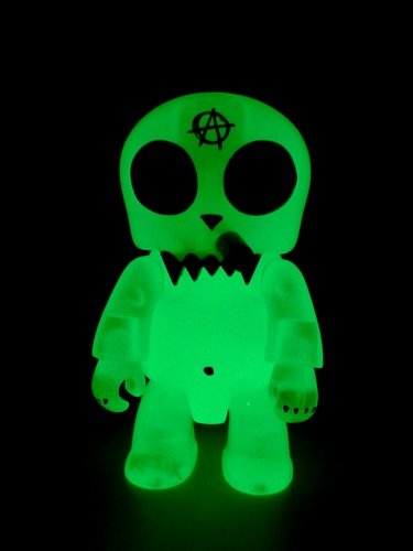 Qee figure by Frank Kozik, produced by Toy2R. Front view.