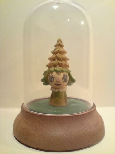 Mini Mori Girl figure by Yoshitomo Nara, produced by How2Work. Front view.