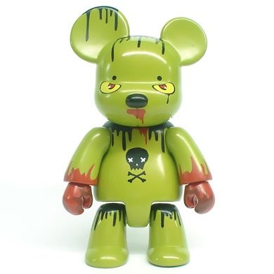 Melvins Qee figure by Mackie Osborne, produced by Toy2R. Front view.