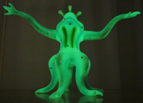 Dogora Glow 2 figure by Yuji Nishimura, produced by M1Go. Front view.