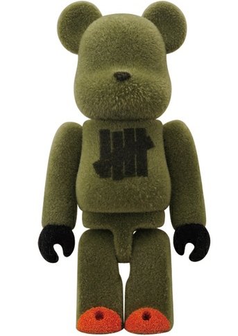 Undefeated Tokyo Be@rbrick 100% - 3rd Anniversary figure by Undefeated, produced by Medicom Toy. Front view.