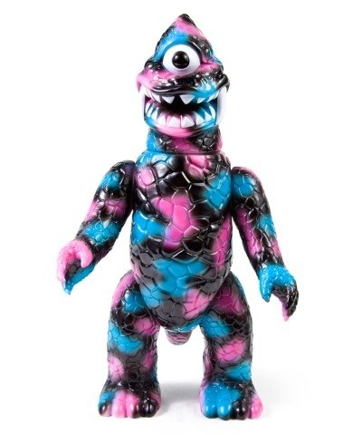 Gargamel x MISHKA Camo Zag figure by Kiyoka Ikeda, produced by Gargamel. Front view.