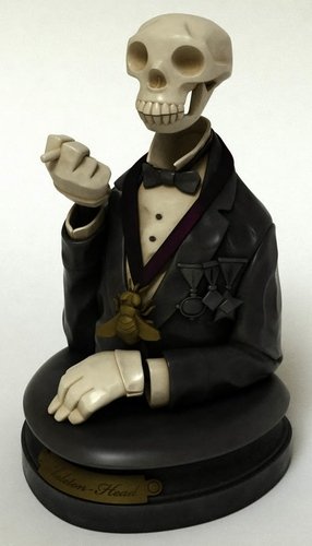Skeleton Head figure by Mike Mignola, produced by Bigshot Toyworks. Front view.