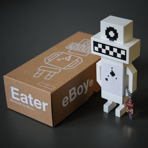 Blockbob Eater figure by Eboy. Front view.