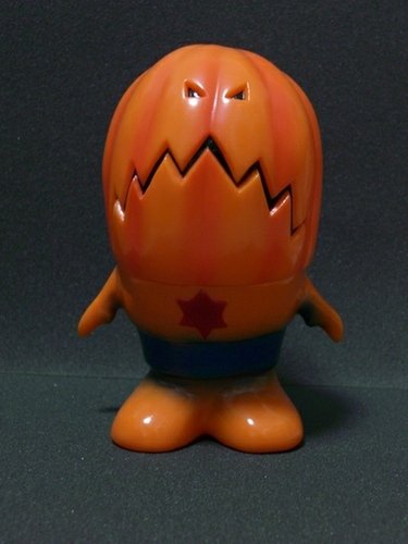 Monster D figure by Skull Head Butt, produced by Skull Head Butt. Front view.