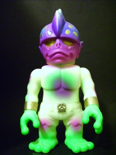 Mutant Head  figure by Frank Kozik, produced by Realxhead. Front view.