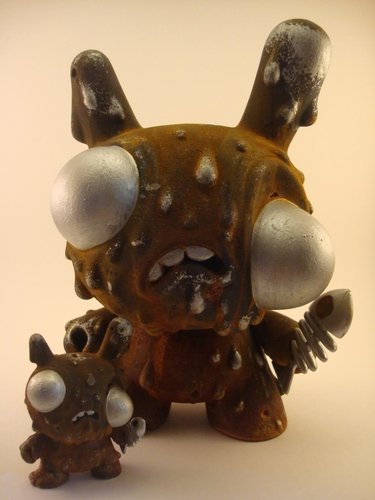 Shawn Wigs Rusted Meltdown Set figure by Shawn Wigs, produced by Kidrobot. Front view.