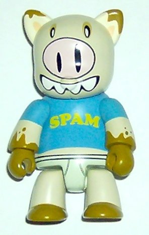 Spam figure by Bobby Novoa, produced by Toy2R. Front view.