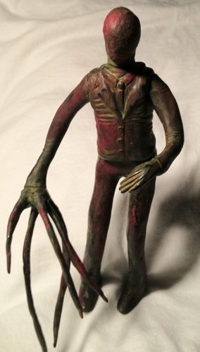 Slender Man figure by Fuei Shokai. Front view.