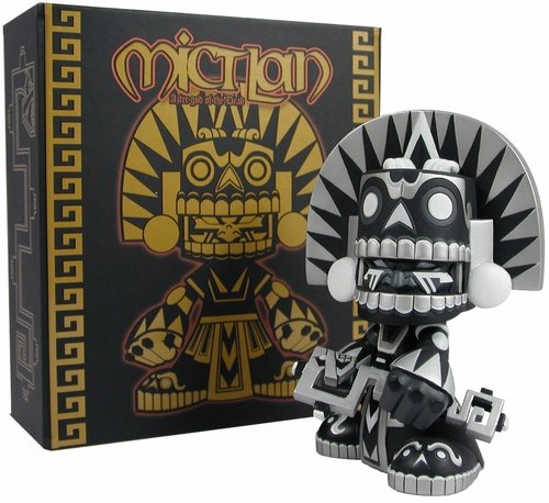 Mictlan - Shadow Tomenosuke Exclusive  figure by Jesse Hernandez, produced by Kuso Vinyl. Front view.