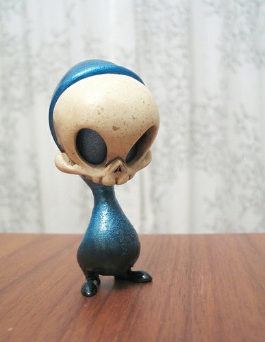Mini Skelve figure by Brandt Peters X Kathie Olivas, produced by Circus Posterus. Front view.