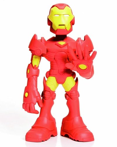 Iron Man figure by Marvel X Tweeqim X Miq Willmott , produced by Upper Deck. Front view.