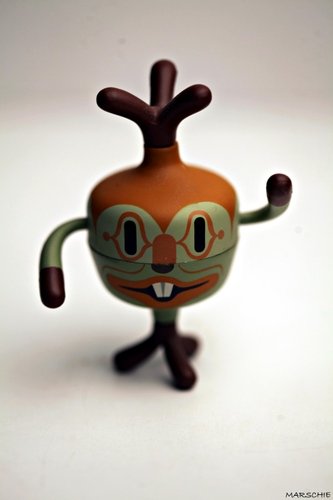Totem Pals figure by Tim Biskup, produced by Sony Creative. Front view.