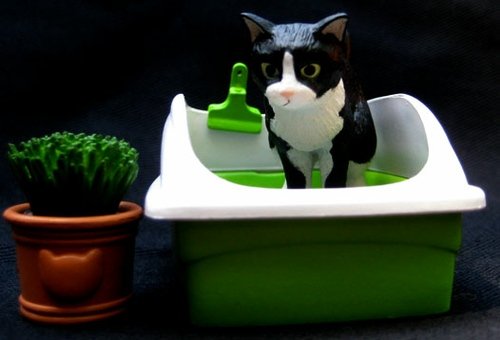 Cat in a Litter Box figure, produced by Re-Ment. Front view.