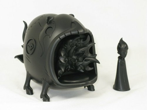 Almond & Salamandra Black Energy color way figure by Patricio Oliver (Po!), produced by Unbox. Front view.