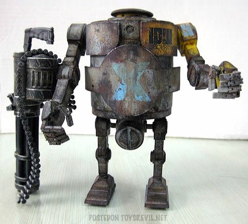 IDW Bramble figure by Ashley Wood, produced by Threea. Front view.
