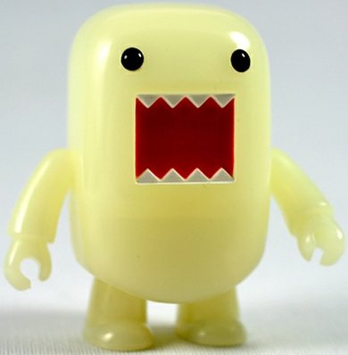 Night Glow Domo figure by Dark Horse Comics, produced by Toy2R. Front view.